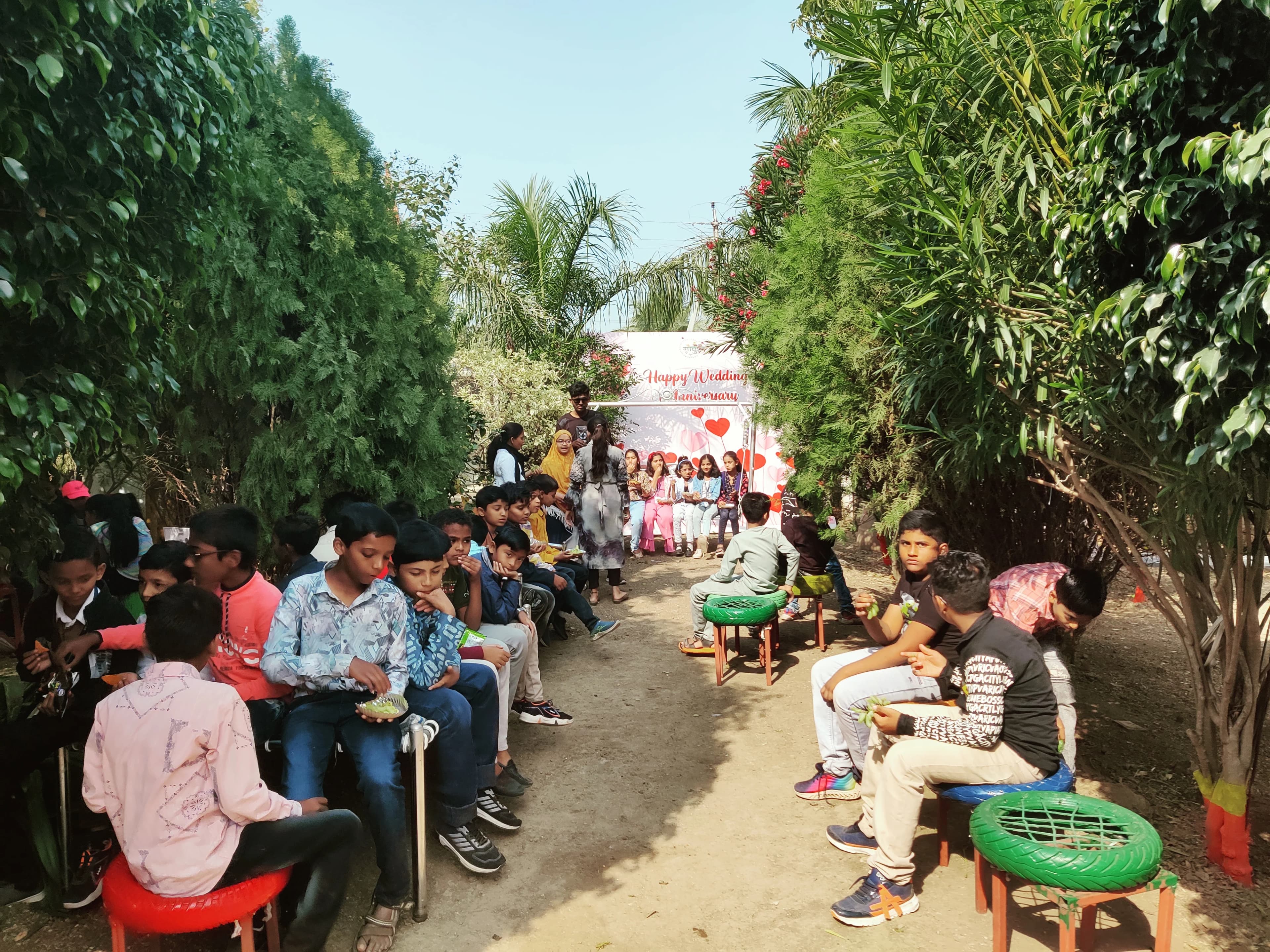 Students ejnoying lunch at the Farm 